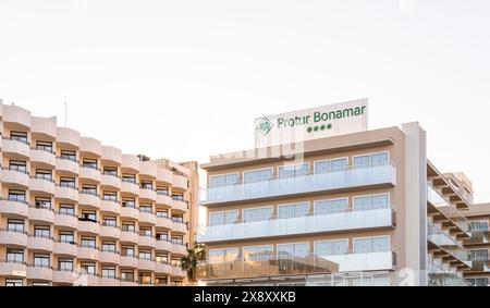 Cala Millor, Spagna; 13 aprile 2024: Facciata con balconi dell'hotel Protur Bonamar nella località turistica di Cala Millor al tramonto Foto Stock