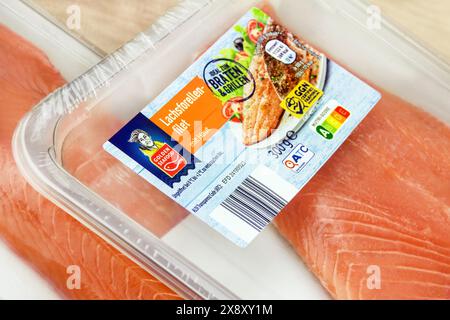 Amburgo, Germania - maggio 26 2024: Lachsforellen-Filet Golden Seafood 300 g Foto Stock