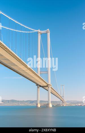 Ponte Osmangazi (Izmit Bay Bridge) situato a Izmit, Kocaeli, Turchia. Ponte sospeso acquisito con tecnica a lunga esposizione Foto Stock