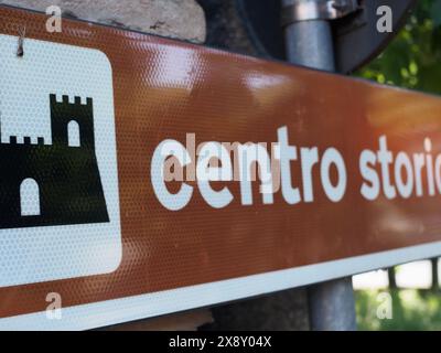 Cremona, Italia - 15 maggio 2024 foto ravvicinata di un cartello marrone del centro storico che indica il quartiere storico di una città italiana, con un dorso sfocato Foto Stock