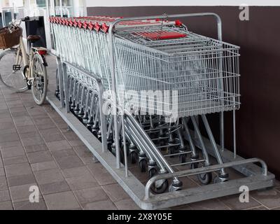 Cremona, Italia - 15 maggio 2024 carrelli allestiti in modo ordinato in un punto vendita, che mostrano l'accessibilità e la preparazione al cliente Foto Stock