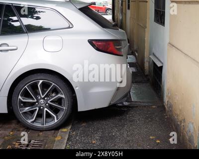 Cremona, Italia - 15 maggio 2024 gli effetti negativi di un improprio parcheggio urbano sulla sicurezza pedonale e l'estetica del paesaggio urbano in una zona residenziale con Foto Stock