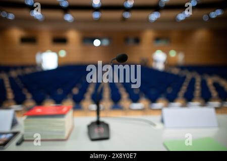 Essen, Germania. 28 maggio 2024. Un microfono si trova nella sala Europa. La riunione dei creditori della Galeria Karstadt Kaufhof decide in merito al piano di insolvenza della Messe Essen. Crediti: Fabian Strauch/dpa/Alamy Live News Foto Stock