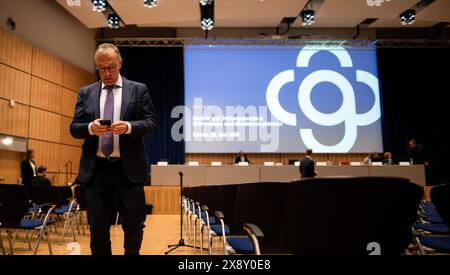 Essen, Germania. 28 maggio 2024. L'amministratore dell'insolvenza Stefan Denkhaus guarda il suo cellulare mentre lascia la stanza. La riunione dei creditori della Galeria Karstadt Kaufhof decide in merito al piano di insolvenza della Messe Essen. Crediti: Fabian Strauch/dpa/Alamy Live News Foto Stock