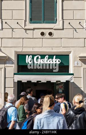 Gruppo di persone che fanno la fila di fronte all'ingresso di una gelateria (Gelateria) nel quartiere Trastevere. Roma, Italia, Europa, Unione europea, UE Foto Stock