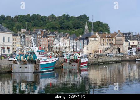 Honfleur, Francia - Vista sul porto peschereccio di Honfleur con i suoi pescherecci e il centro storico della città sullo sfondo. Foto Stock