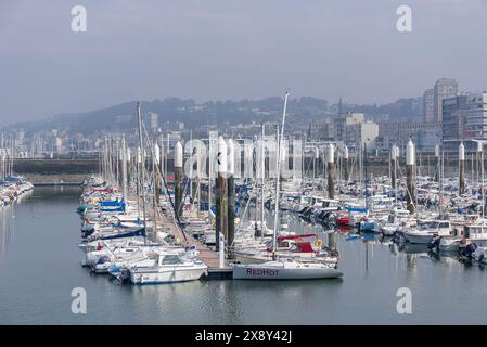 Le Havre, Francia - concentrati sul porto turistico di le Havre con molte barche da diporto ormeggiate e la città di Sainte-Adresse sullo sfondo. Foto Stock