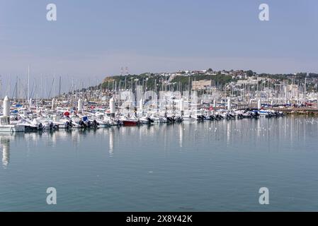 Le Havre, Francia - concentrati sul porto turistico di le Havre con molte barche da diporto ormeggiate e la città di Sainte-Adresse sullo sfondo. Foto Stock