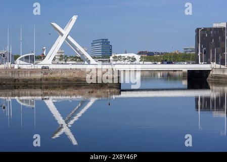 Le Havre - Vista del Pont Des Docks, ponte girevole in acciaio con una portata di 35 m costruito nel 2006 e riflessi sull'acqua sul bacino Paul Vatine. Foto Stock