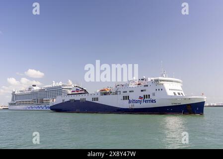 Le Havre, Francia - Vista sulla nave cargo passeggeri RO-RO ETRETAT in partenza dal porto di le Havre con la nave da crociera AIDAperla accanto. Foto Stock