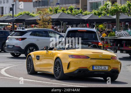 Remich, Lussemburgo - Vista su una Mercedes-AMG GT C Roadster gialla che guida su una strada. Foto Stock