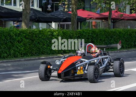 Remich, Lussemburgo - Vista su un Ariel Atom arancione che guida su una strada. Foto Stock