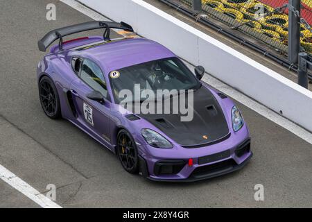 Spa-Francorchamps, Belgio - Les bruleurs de gommes 2024. Vista su una Porsche 718 Cayman GT4 RS viola sulla corsia dei box in direzione dei box. Foto Stock