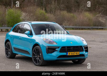 Spa-Francorchamps, Belgio - Vista su una Porsche Macan Turbo turchese parcheggiata in un parcheggio. Foto Stock