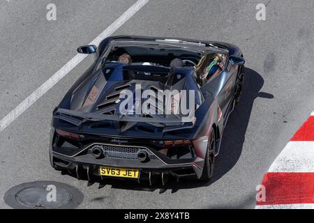 Monte Carlo, Monaco - Vista su una Lamborghini Aventador SVJ 63 Roadster nera opaca che guida su strada sul tornante Fairmont. Foto Stock