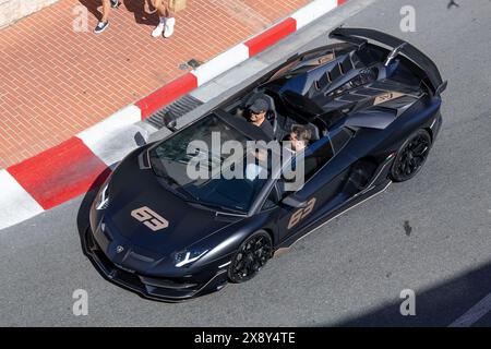 Monte Carlo, Monaco - Vista su una Lamborghini Aventador SVJ 63 Roadster nera opaca che guida su strada sul tornante Fairmont. Foto Stock