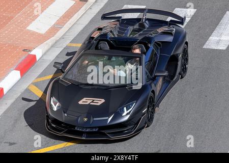 Monte Carlo, Monaco - Vista su una Lamborghini Aventador SVJ 63 Roadster nera opaca che guida su strada sul tornante Fairmont. Foto Stock