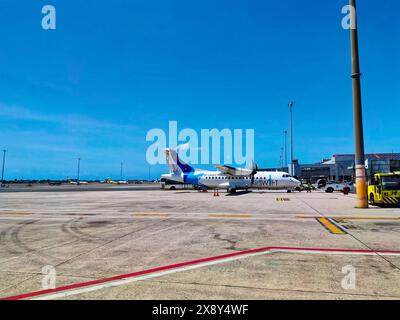 Cebu, Filippine - 13 marzo 2024: L'equipaggio di terra inizia a lavorare sull'aereo della Air Swift Airline che è appena atterrato nella provincia. Foto Stock