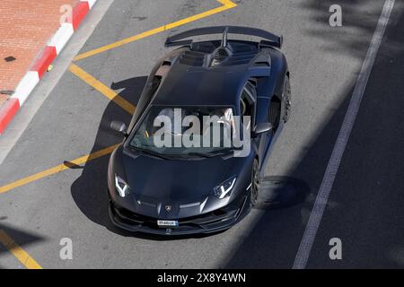 Monte Carlo, Monaco - Vista su una Lamborghini Aventador SVJ nera opaca che guida su strada nel tornante Fairmont. Foto Stock