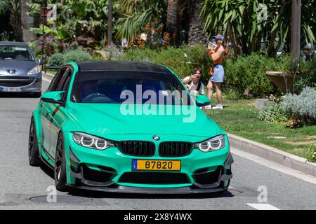 Monte Carlo, Monaco - Vista su una BMW M3 F80 verde che guida su una strada. Foto Stock