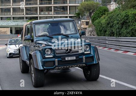 Monte Carlo, Monaco - Vista su una Mercedes-Maybach G 650 Landaulet blu che guida su strada nel tornante Fairmont. Foto Stock