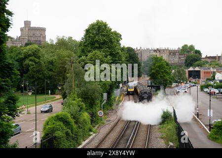 Windsor, Regno Unito. 28 maggio 2024. È stato un piacere vedere la Steam Dream Rail Company Britannia Steam Locomotive alla Windsor & Eton Riverside Station oggi sullo sfondo del Castello di Windsor nel Berkshire. La stazione Windsor & Eton Riverside, classificata Grade II, è stata progettata per la London & South Western Railway come una stazione reale. I passeggeri erano diretti a Norwich per una gita di un giorno. La classe 70000 Britannia costruita nel 1951 è una locomotiva a vapore conservata, di proprietà della Royal Scot Locomotive and General Trust. Crediti: Maureen McLean/Alamy Live News Foto Stock