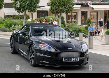 Monte Carlo, Monaco - Vista su un Aston Martin DBS volante nero parcheggiato sulla Piazza del Casinò. Foto Stock