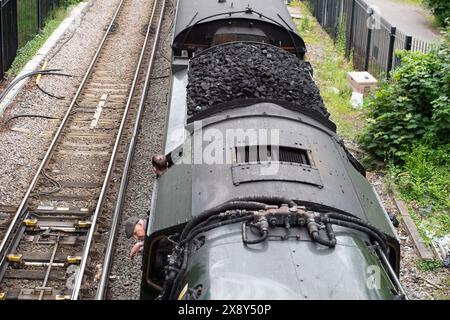 Windsor, Regno Unito. 28 maggio 2024. È stato un piacere vedere la Steam Dream Rail Company Britannia Steam Locomotive alla Windsor & Eton Riverside Station oggi sullo sfondo del Castello di Windsor nel Berkshire. La stazione Windsor & Eton Riverside, classificata Grade II, è stata progettata per la London & South Western Railway come una stazione reale. I passeggeri erano diretti a Norwich per una gita di un giorno. La classe 70000 Britannia costruita nel 1951 è una locomotiva a vapore conservata, di proprietà della Royal Scot Locomotive and General Trust. Crediti: Maureen McLean/Alamy Live News Foto Stock