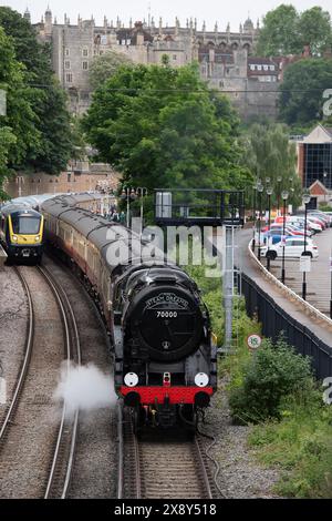 Windsor, Regno Unito. 28 maggio 2024. È stato un piacere vedere la Steam Dream Rail Company Britannia Steam Locomotive alla Windsor & Eton Riverside Station oggi sullo sfondo del Castello di Windsor nel Berkshire. La stazione Windsor & Eton Riverside, classificata Grade II, è stata progettata per la London & South Western Railway come una stazione reale. I passeggeri erano diretti a Norwich per una gita di un giorno. La classe 70000 Britannia costruita nel 1951 è una locomotiva a vapore conservata, di proprietà della Royal Scot Locomotive and General Trust. Crediti: Maureen McLean/Alamy Live News Foto Stock