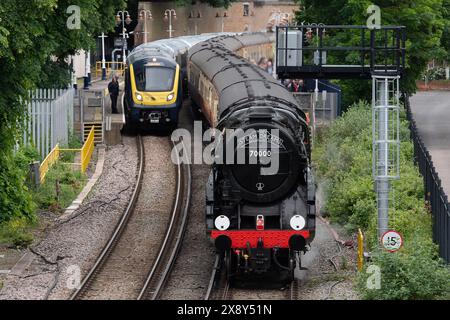 Windsor, Regno Unito. 28 maggio 2024. È stato un piacere vedere la Steam Dream Rail Company Britannia Steam Locomotive alla Windsor & Eton Riverside Station oggi sullo sfondo del Castello di Windsor nel Berkshire. La stazione Windsor & Eton Riverside, classificata Grade II, è stata progettata per la London & South Western Railway come una stazione reale. I passeggeri erano diretti a Norwich per una gita di un giorno. La classe 70000 Britannia costruita nel 1951 è una locomotiva a vapore conservata, di proprietà della Royal Scot Locomotive and General Trust. Crediti: Maureen McLean/Alamy Live News Foto Stock