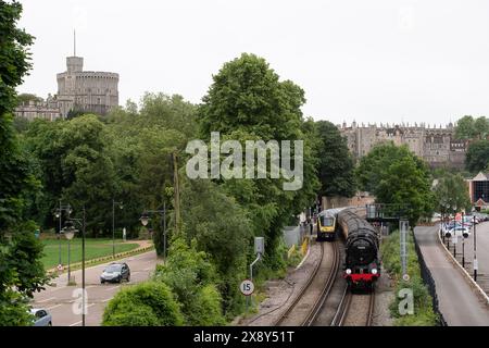 Windsor, Regno Unito. 28 maggio 2024. È stato un piacere vedere la Steam Dream Rail Company Britannia Steam Locomotive alla Windsor & Eton Riverside Station oggi sullo sfondo del Castello di Windsor nel Berkshire. La stazione Windsor & Eton Riverside, classificata Grade II, è stata progettata per la London & South Western Railway come una stazione reale. I passeggeri erano diretti a Norwich per una gita di un giorno. La classe 70000 Britannia costruita nel 1951 è una locomotiva a vapore conservata, di proprietà della Royal Scot Locomotive and General Trust. Crediti: Maureen McLean/Alamy Live News Foto Stock