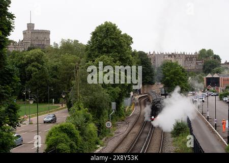 Windsor, Regno Unito. 28 maggio 2024. È stato un piacere vedere la Steam Dream Rail Company Britannia Steam Locomotive alla Windsor & Eton Riverside Station oggi sullo sfondo del Castello di Windsor nel Berkshire. La stazione Windsor & Eton Riverside, classificata Grade II, è stata progettata per la London & South Western Railway come una stazione reale. I passeggeri erano diretti a Norwich per una gita di un giorno. La classe 70000 Britannia costruita nel 1951 è una locomotiva a vapore conservata, di proprietà della Royal Scot Locomotive and General Trust. Crediti: Maureen McLean/Alamy Live News Foto Stock