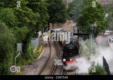 Windsor, Regno Unito. 28 maggio 2024. È stato un piacere vedere la Steam Dream Rail Company Britannia Steam Locomotive alla Windsor & Eton Riverside Station oggi sullo sfondo del Castello di Windsor nel Berkshire. La stazione Windsor & Eton Riverside, classificata Grade II, è stata progettata per la London & South Western Railway come una stazione reale. I passeggeri erano diretti a Norwich per una gita di un giorno. La classe 70000 Britannia costruita nel 1951 è una locomotiva a vapore conservata, di proprietà della Royal Scot Locomotive and General Trust. Crediti: Maureen McLean/Alamy Live News Foto Stock