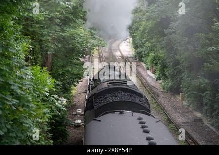 Windsor, Regno Unito. 28 maggio 2024. È stato un piacere vedere la Steam Dream Rail Company Britannia Steam Locomotive alla Windsor & Eton Riverside Station oggi sullo sfondo del Castello di Windsor nel Berkshire. La stazione Windsor & Eton Riverside, classificata Grade II, è stata progettata per la London & South Western Railway come una stazione reale. I passeggeri erano diretti a Norwich per una gita di un giorno. La classe 70000 Britannia costruita nel 1951 è una locomotiva a vapore conservata, di proprietà della Royal Scot Locomotive and General Trust. Crediti: Maureen McLean/Alamy Live News Foto Stock