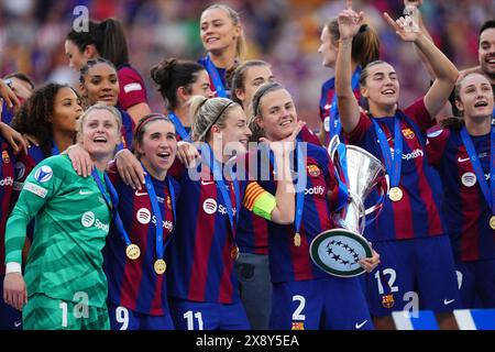 Irene Paredes del FC Barcelona con il trofeo durante la finale di UEFA Women's Champions League tra FC Barcelona e Olympique Lyonnais giocata al San Mames Stadium il 25 maggio 2024 a Bilbao in Spagna. (Foto di Bagu Blanco / PRESSINPHOTO) Foto Stock