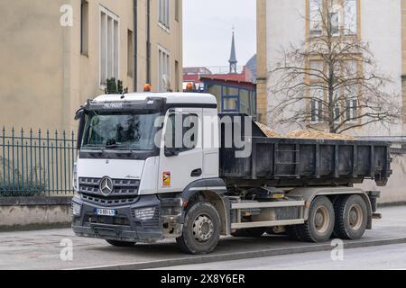 Nancy, Francia - camion scarico bianco e nero Mercedes-Benz Arocs 2643 parcheggiato su una strada. Foto Stock