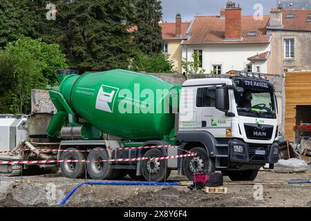 Nancy, Francia - betoniera bianca e verde MAN TGS 35,420 per la consegna di calcestruzzo in un cantiere per fondazioni speciali. Foto Stock