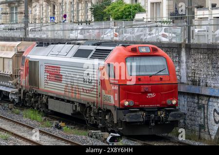 Nancy, Francia - locomotiva elettrica diesel bianca e rossa Vossloh EURO 4000 che attraversa la stazione di Nancy. Foto Stock