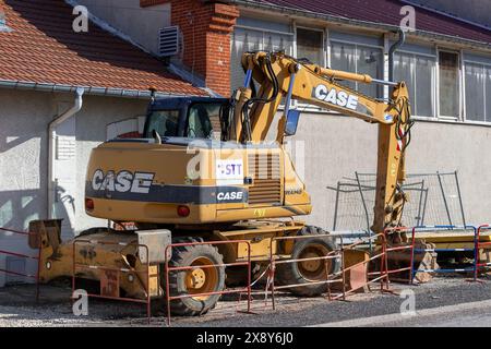 Nancy, Francia - escavatore gommato arancione Case WX145 in cantiere per lavori stradali. Foto Stock