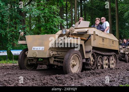 © Arnaud BEINAT/Maxppp. 2024/05/26, Overloon, Hollande. Half-track léger allemand de Reconnaissance SdKfz 250. Militracks est une concentration annuelle de véhicules de Collection allemands de la seconde guerre mondiale. Moyennant le prix d'un billet, le Public Peut embarquer et faire des Tours de Terrain. INGLESE : tedesco ricognizione leggera Half-track SdKfz 250. Militracks è un raduno annuale di veicoli tedeschi della seconda guerra mondiale. Il pubblico può pagare per salire a bordo dei veicoli. Crediti: MAXPPP/Alamy Live News Foto Stock