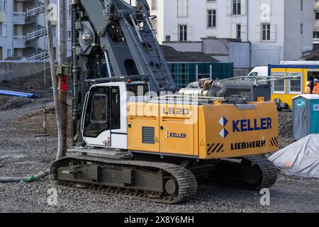 Nancy, Francia - carro di perforazione giallo Liebherr LB 20 per fondazioni speciali in cantiere. Foto Stock