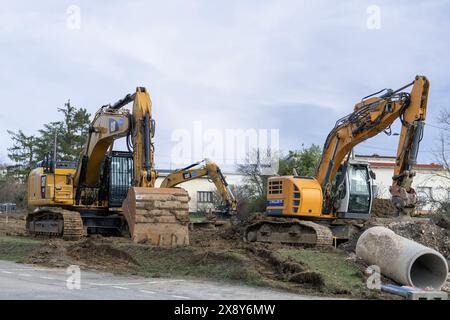 Saint-Max, Francia - Vista degli escavatori cingolati compatti CAT 336F LN e Liebherr R 924 in cantiere per il movimento terra. Foto Stock