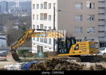 Saint-Max, Francia - Vista su un escavatore cingolato giallo CAT 320 per lavori di terra in cantiere. Foto Stock