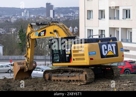 Saint-Max, Francia - Vista su un escavatore cingolato giallo CAT 336F LN per lavori di terra in cantiere. Foto Stock