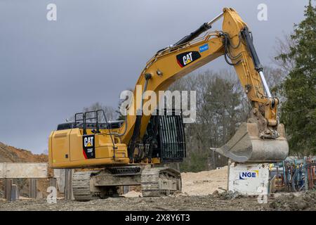 Saint-Max, Francia - Vista su un escavatore cingolato giallo CAT 336F LN per lavori di terra in cantiere. Foto Stock