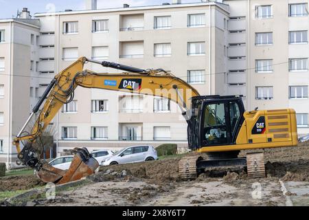 Saint-Max, Francia - Vista su un escavatore cingolato giallo CAT 320 per lavori di terra in cantiere. Foto Stock