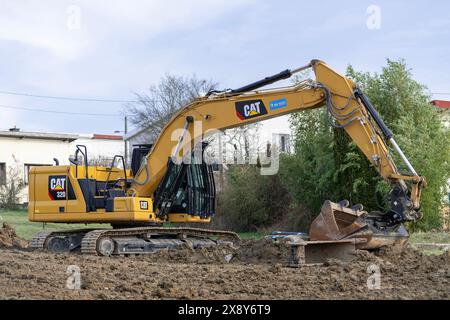 Saint-Max, Francia - Vista su un escavatore cingolato giallo CAT 320 per lavori di terra in cantiere. Foto Stock