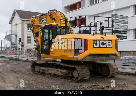 Nancy, Francia - Vista su un escavatore cingolato giallo JCB 220X SLC per lavori in terra in cantiere. Foto Stock