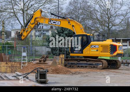 Nancy, Francia - Vista su un escavatore cingolato giallo JCB 220X LC per lavori in terra in cantiere. Foto Stock