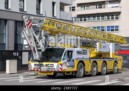 Nancy, Francia - gru mobile bianca e gialla Spierings SK597-AT4 eLift in strada. Foto Stock